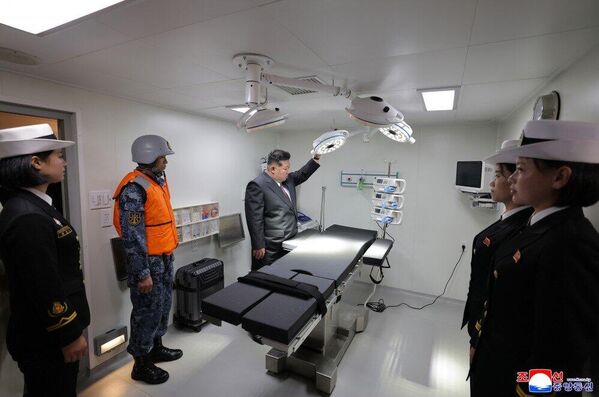 Ông Kim Jong Un kiểm tra bên trong tàu khu trục Choe Hyon. - Sputnik Việt Nam