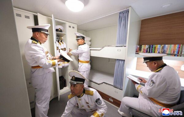 Các quân nhân bên trong tàu khu trục Choe Hyon - Sputnik Việt Nam