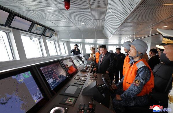 Ông Kim Jong Un kiểm tra bên trong tàu khu trục Choe Hyon. - Sputnik Việt Nam