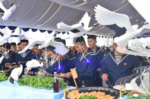 Các quân nhân trên tàu khu trục Choe Hyon - Sputnik Việt Nam