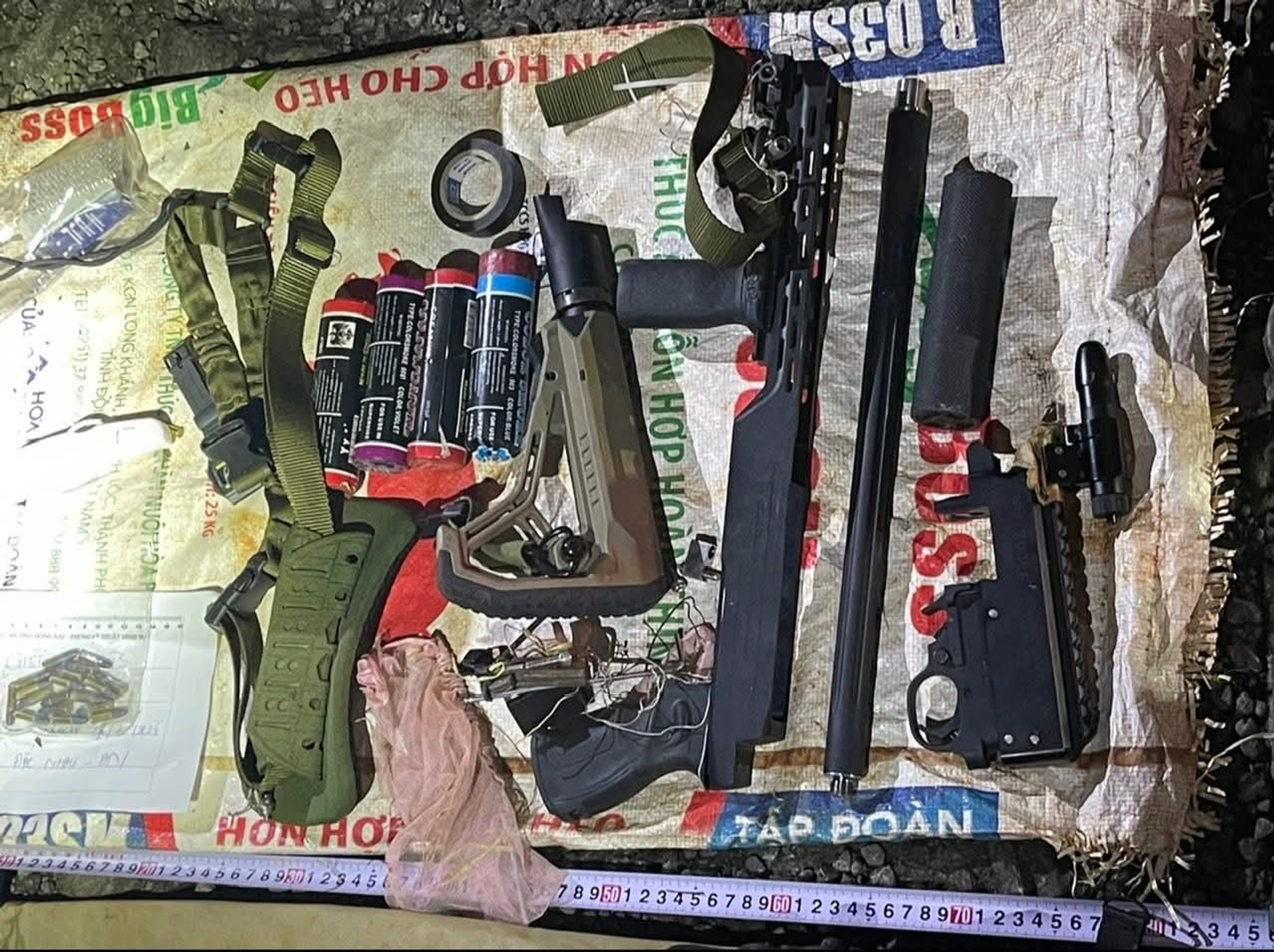 Hung khí gây án của nghi phạm Lê Sỹ Tùng bị thu giữ - Sputnik Việt Nam, 1920, 06.10.2025