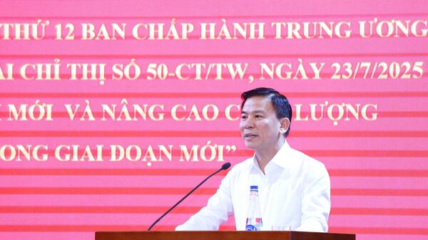 Đồng chí Đỗ Trọng Hưng, Uỷ viên Trung ương Đảng, Phó Trưởng Ban Tổ chức Trung ương quán triệt về nội dung Chỉ thị số 50-CT/TW của Ban Bí thư. Ảnh: Phương Hoa - TTXVN

 - Sputnik Việt Nam