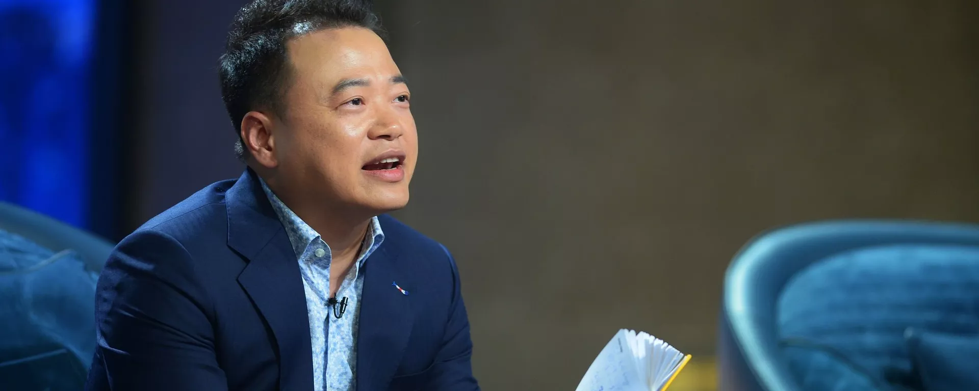 Cảnh sát thu giữ tài liệu tại trụ sở công ty Shark Bình