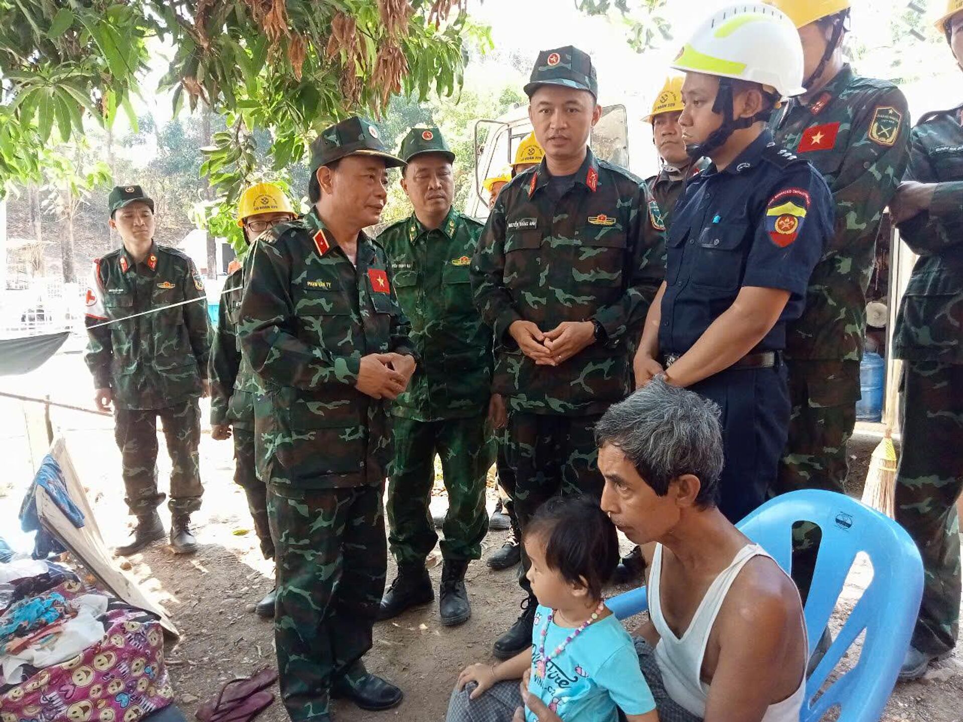 Thiếu tướng Phạm Văn Tỵ, thăm hỏi gia đình gặp nạn khi làm Trưởng đoàn cứu hộ, cứu nạn QĐND Việt Nam tại Myanmar  - Sputnik Việt Nam, 1920, 06.10.2025