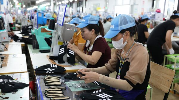 Sản xuất giầy thể thao xuất khẩu ở nhà máy của Công ty TNHH ALIVIA, Cụm công nghiệp Vạn Hà, xã Thiệu Hoá, tỉnh Thanh Hóa
 - Sputnik Việt Nam