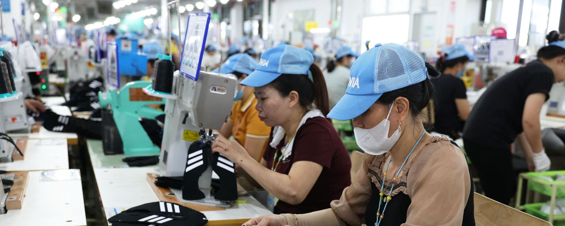 Sản xuất giầy thể thao xuất khẩu ở nhà máy của Công ty TNHH ALIVIA, Cụm công nghiệp Vạn Hà, xã Thiệu Hoá, tỉnh Thanh Hóa
 - Sputnik Việt Nam, 1920, 09.10.2025