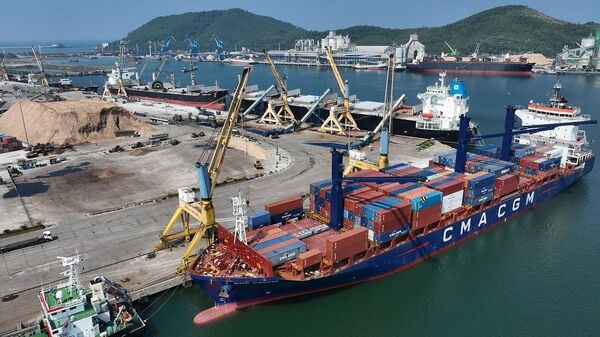 Bốc xếp hàng container nhập khẩu tại cảng quốc tế Nghi Sơn, phường Nghi Sơn, tỉnh Thanh Hóa - Sputnik Việt Nam