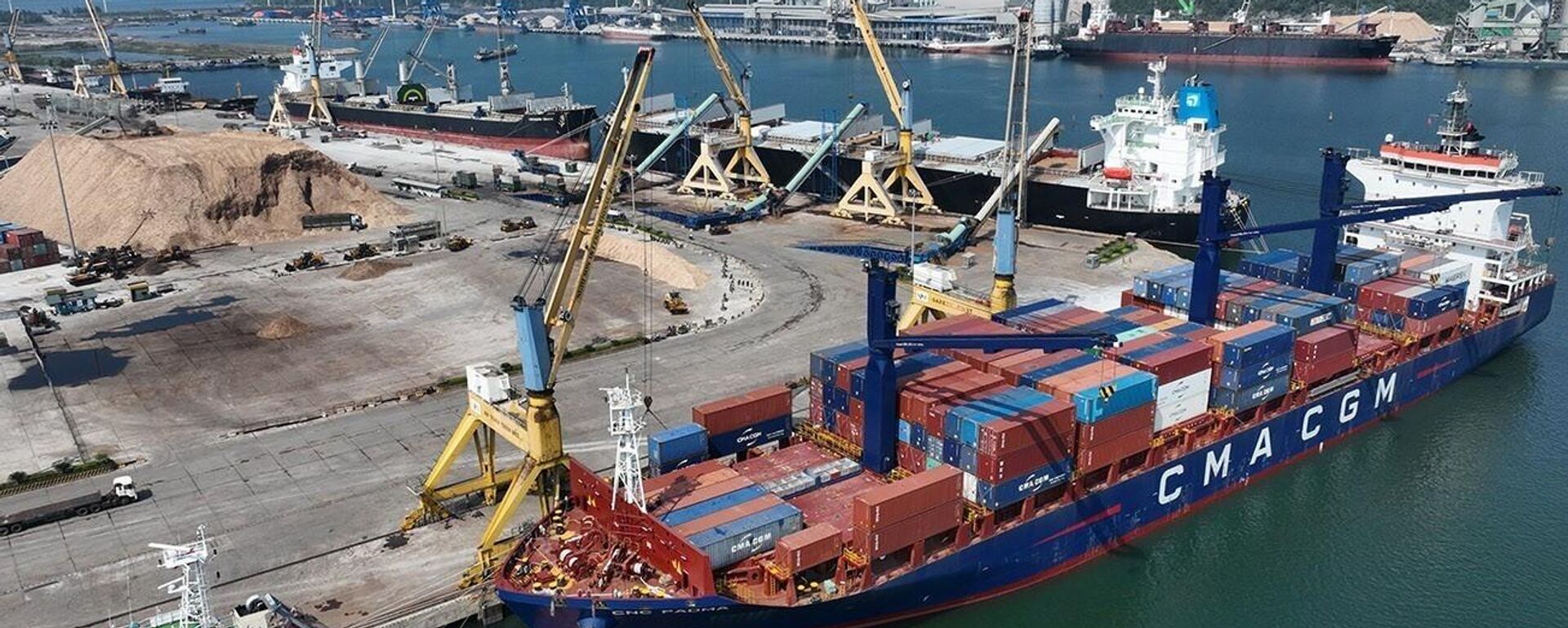 Bốc xếp hàng container nhập khẩu tại cảng quốc tế Nghi Sơn, phường Nghi Sơn, tỉnh Thanh Hóa - Sputnik Việt Nam, 1920, 07.10.2025