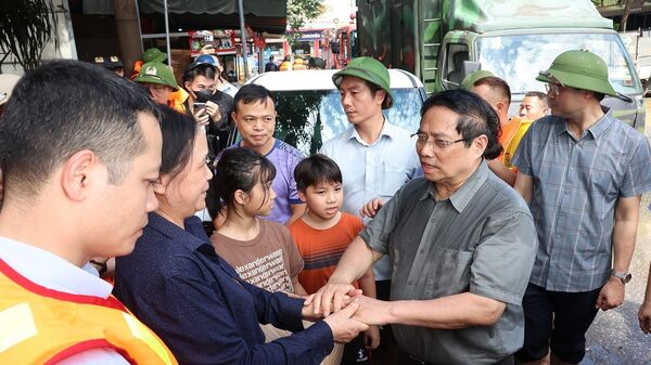 Thủ tướng Phạm Minh Chính thăm hỏi, động viên nhân dân bị ảnh hưởng lũ lụt tại phường Phan Đình Phùng - Sputnik Việt Nam