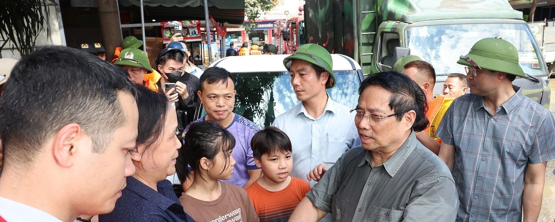 Thủ tướng Phạm Minh Chính thăm hỏi, động viên nhân dân bị ảnh hưởng lũ lụt tại phường Phan Đình Phùng - Sputnik Việt Nam, 1920, 29.10.2025
