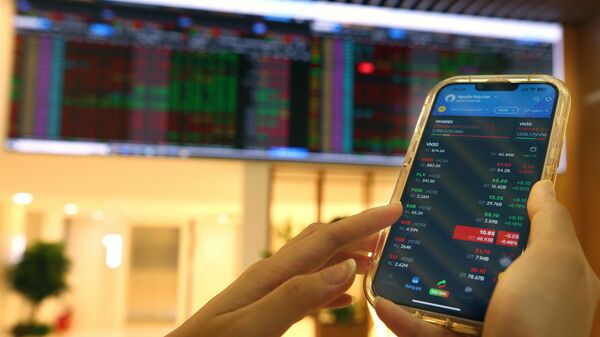 Khách hàng giao dịch tại Hội sở chính Công ty Chứng khoán Bảo Việt
 - Sputnik Việt Nam