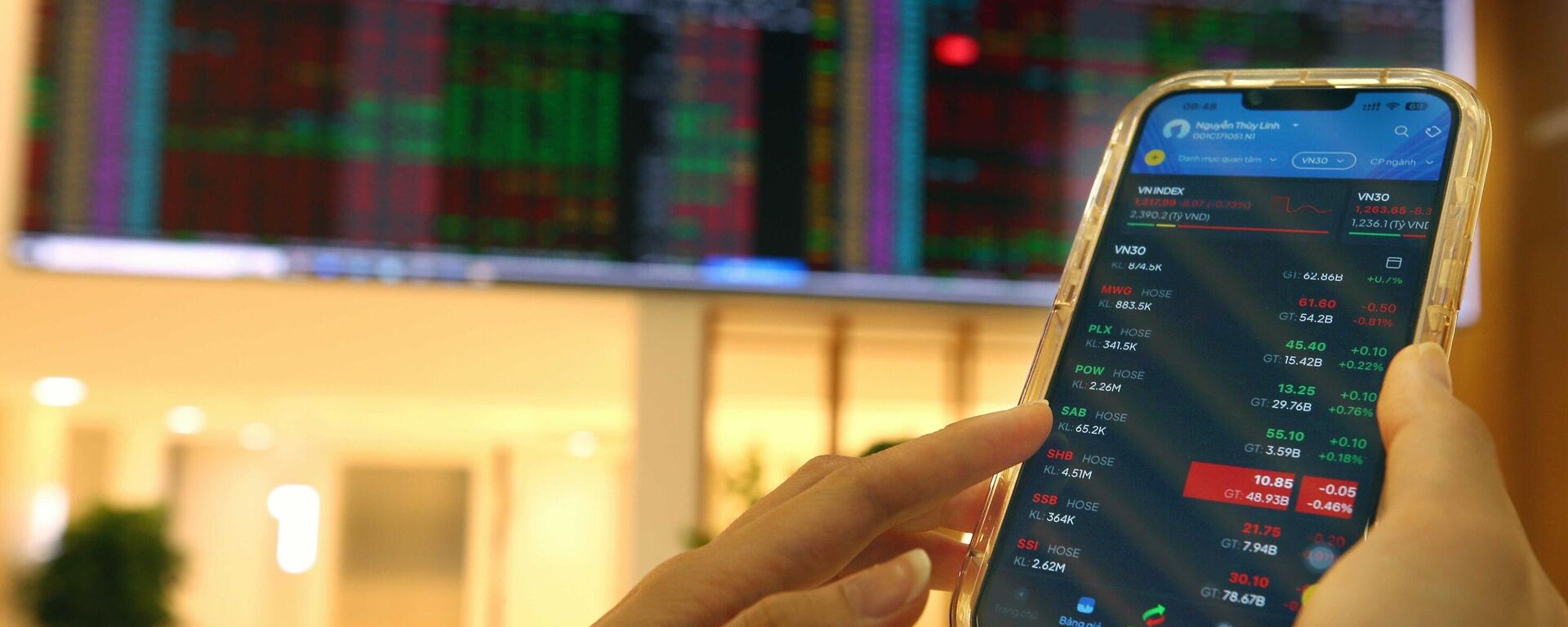 Khách hàng giao dịch tại Hội sở chính Công ty Chứng khoán Bảo Việt
 - Sputnik Việt Nam, 1920, 08.10.2025