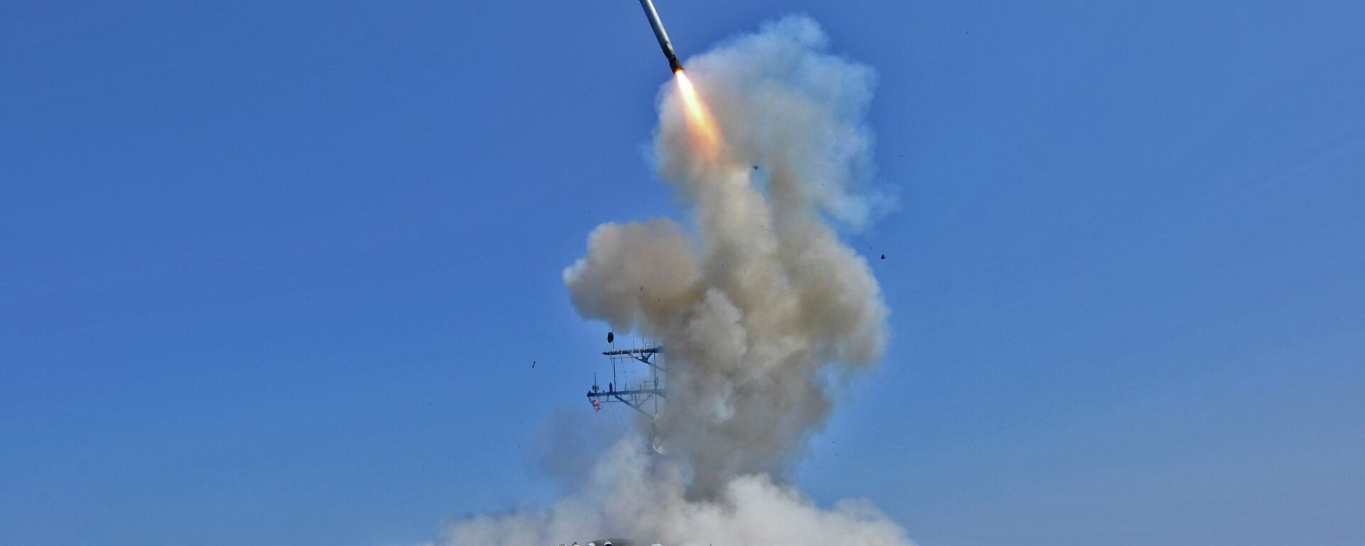 Phóng tên lửa hành trình Tomahawk từ tàu USS Barry - Sputnik Việt Nam, 1920, 08.10.2025