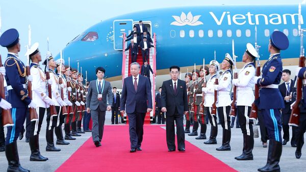 Tổng Bí thư Tô Lâm đến Bình Nhưỡng, bắt đầu thăm cấp Nhà nước tới Triều Tiên  - Sputnik Việt Nam