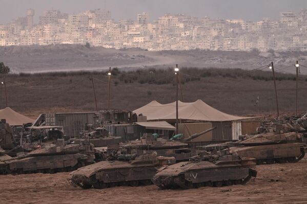 Xe tăng Israel gần biên giới Israel-Gaza sau thông báo Israel và Hamas đã đồng ý về giai đoạn đầu tiên của kế hoạch hòa bình nhằm chấm dứt giao tranh. Ngày 9 tháng 10 năm 2025 - Sputnik Việt Nam