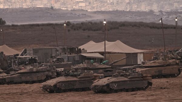 Xe tăng Israel gần biên giới Israel-Gaza sau thông báo Israel và Hamas đã đồng ý về giai đoạn đầu tiên của kế hoạch hòa bình nhằm chấm dứt giao tranh. Ngày 9 tháng 10 năm 2025 - Sputnik Việt Nam