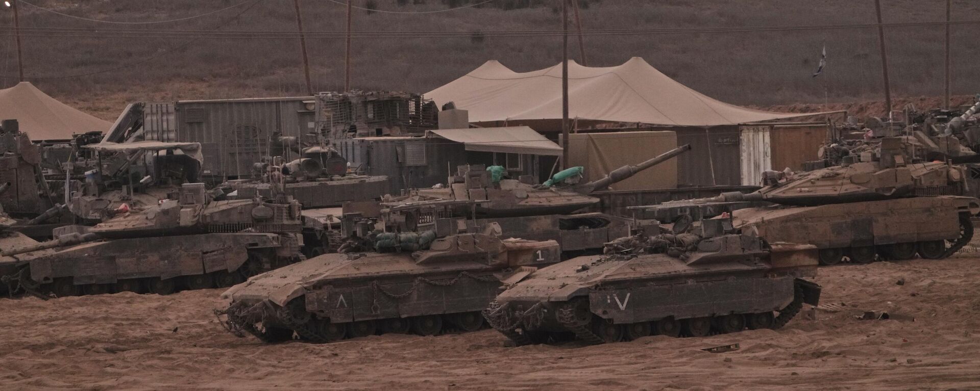 Xe tăng Israel gần biên giới Israel-Gaza sau thông báo Israel và Hamas đã đồng ý về giai đoạn đầu tiên của kế hoạch hòa bình nhằm chấm dứt giao tranh. Ngày 9 tháng 10 năm 2025 - Sputnik Việt Nam, 1920, 09.10.2025