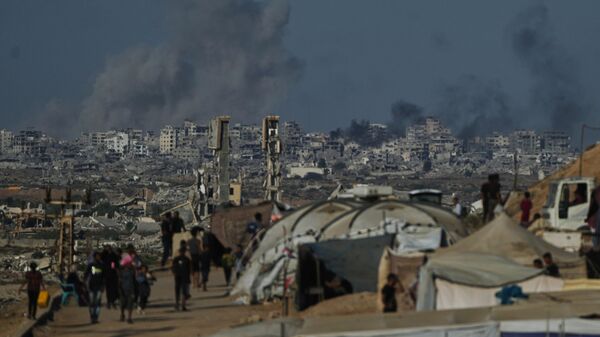 Khói bốc lên sau một cuộc không kích của quân đội Israel vào Thành phố Gaza. Ngày 8 tháng 10 năm 2025 - Sputnik Việt Nam