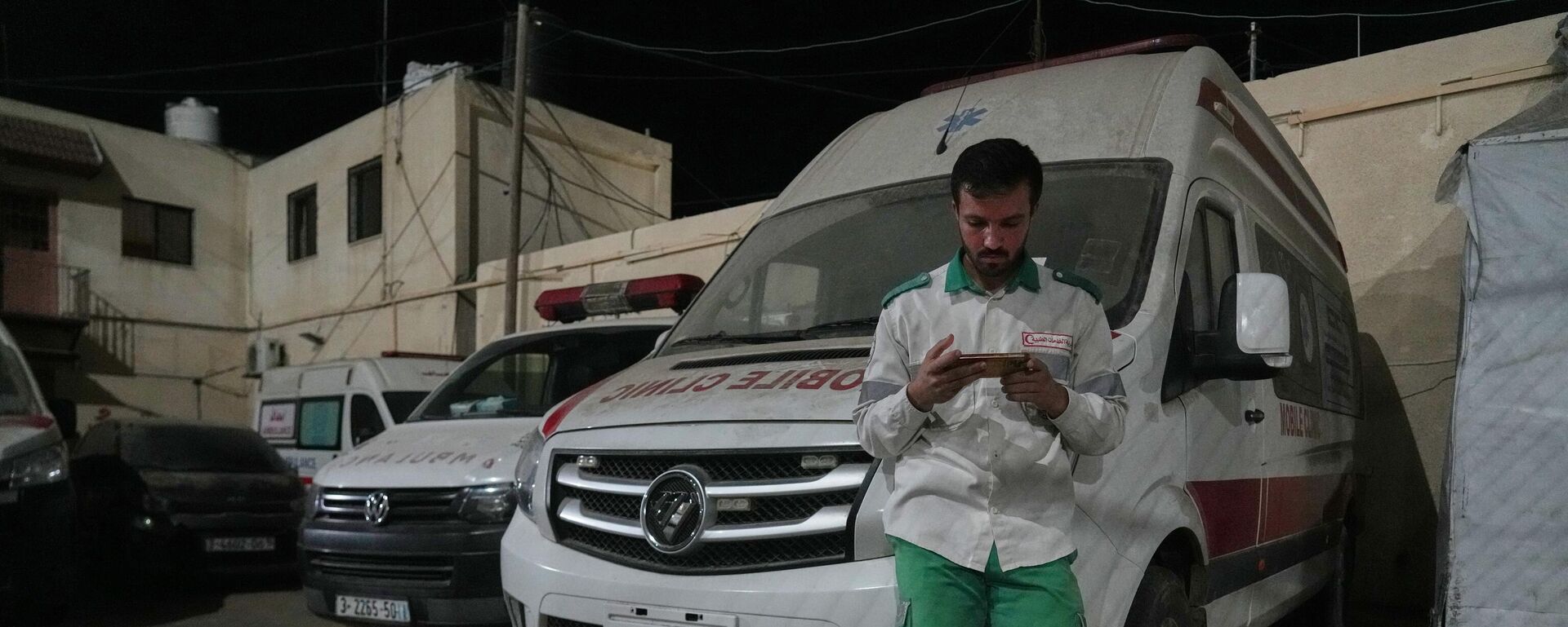 Nhân viên y tế Palestine Said Awad  tại Bệnh viện Al-Aqsa ở Deir el-Balah theo dõi tin tức trên điện thoại sau thông báo Israel và Hamas đã đồng ý về giai đoạn đầu tiên của kế hoạch hòa bình nhằm chấm dứt giao tranh. Ngày 9 tháng 10 năm 2025 - Sputnik Việt Nam, 1920, 09.10.2025