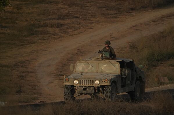 Binh lính Israel gần biên giới Israel-Gaza sau thông báo Israel và Hamas đã đồng ý về giai đoạn đầu tiên của kế hoạch hòa bình nhằm chấm dứt giao tranh. Ngày 9 tháng 10 năm 2025 - Sputnik Việt Nam