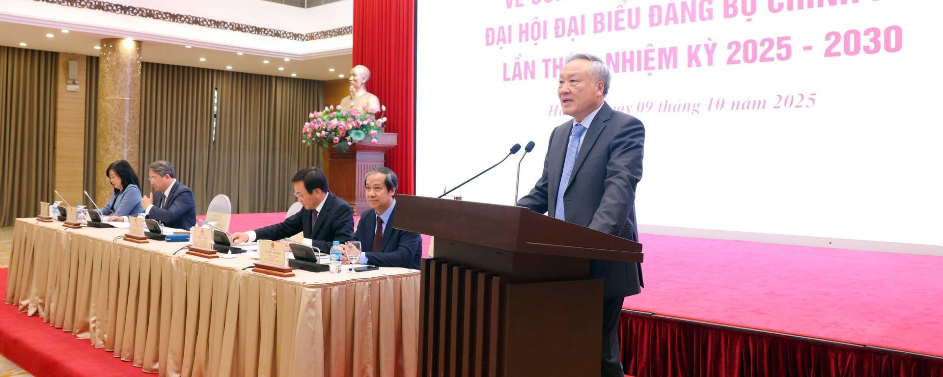 Phó Thủ tướng Thường trực Chính phủ Nguyễn Hòa Bình phát biểu - Sputnik Việt Nam, 1920, 09.10.2025