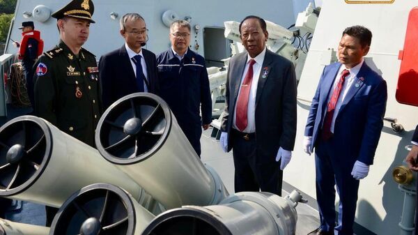 Cựu Bộ trưởng Quốc phòng Campuchia Tea Banh (thứ 2 từ phải sang) kiểm tra một tàu chiến đang được Trung Quốc đóng - Sputnik Việt Nam