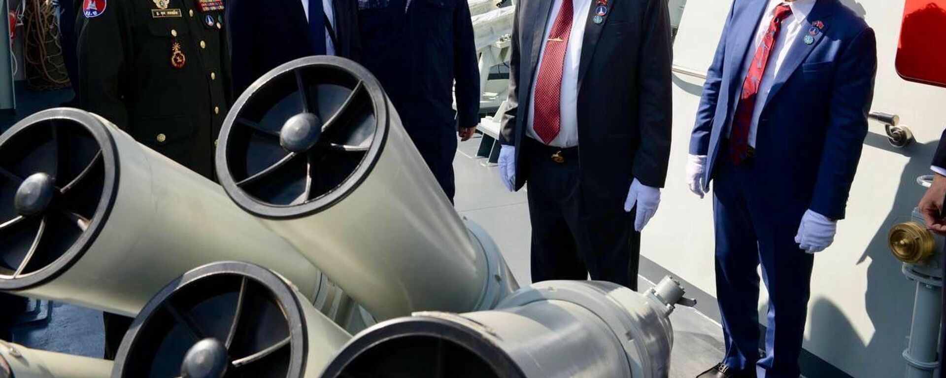 Cựu Bộ trưởng Quốc phòng Campuchia Tea Banh (thứ 2 từ phải sang) kiểm tra một tàu chiến đang được Trung Quốc đóng - Sputnik Việt Nam, 1920, 09.10.2025