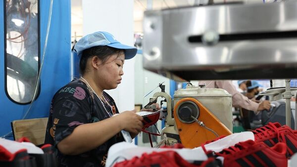 Sản xuất giầy thể thao xuất khẩu ở nhà máy của Công ty TNHH ALIVIA, Cụm công nghiệp Vạn Hà, xã Thiệu Hoá, tỉnh Thanh Hóa
 - Sputnik Việt Nam