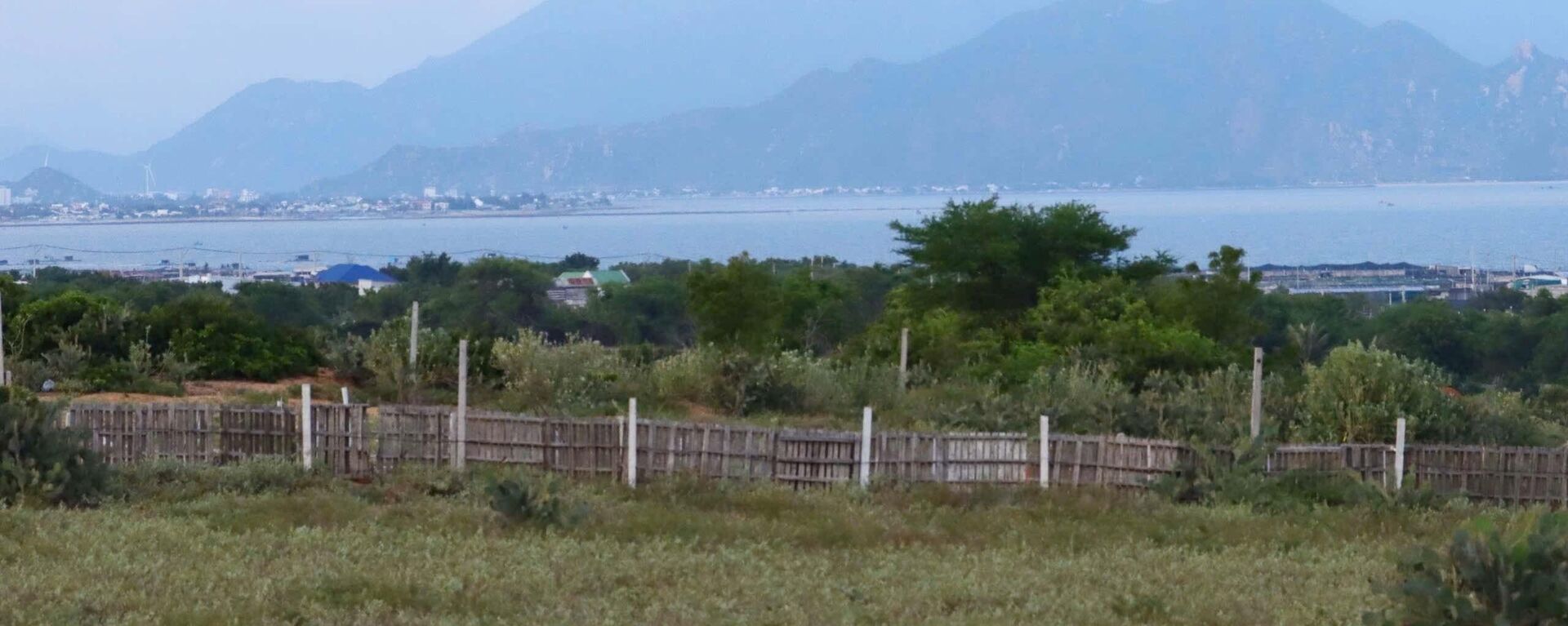 Một góc thôn Vĩnh Trường, xã Phước Dinh (tỉnh Khánh Hòa), nơi đặt Nhà máy điện hạt nhân Ninh Thuận 1, đang được giải phóng mặt bằng - Sputnik Việt Nam, 1920, 10.10.2025