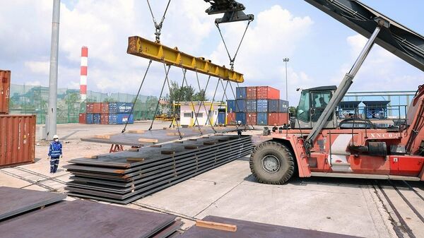 Bốc xếp thép tấm tại cảng quốc tế Nghi Sơn, phường Nghi Sơn, tỉnh Thanh Hóa
 - Sputnik Việt Nam