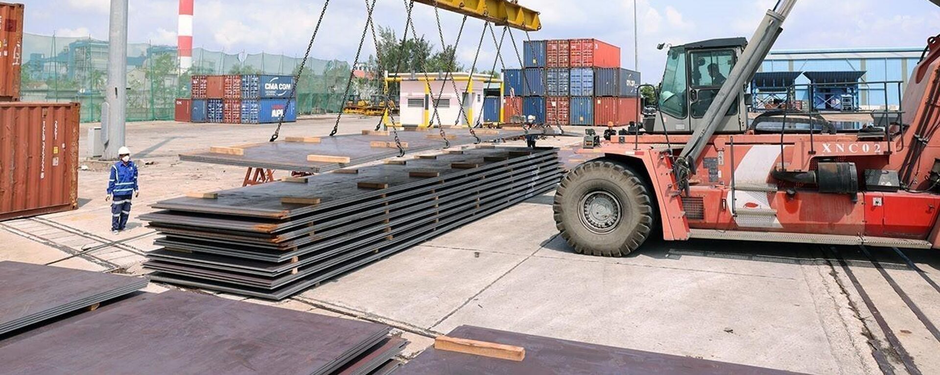 Bốc xếp thép tấm tại cảng quốc tế Nghi Sơn, phường Nghi Sơn, tỉnh Thanh Hóa
 - Sputnik Việt Nam, 1920, 09.10.2025