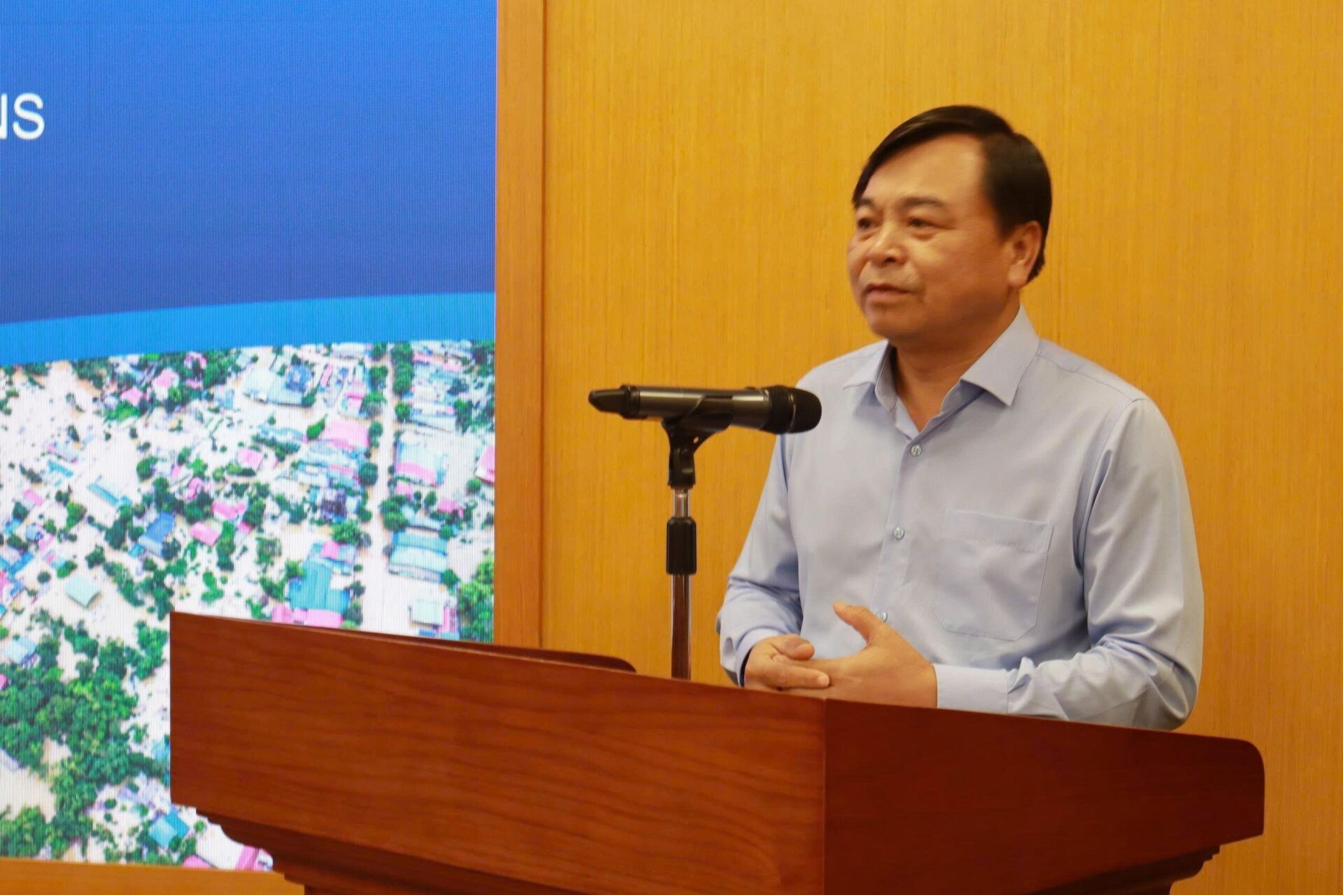 Thứ trưởng Bộ Nông nghiệp và Môi trường Nguyễn Hoàng Hiệp thông tin về tình hình bão lũ ở Việt Nam
 - Sputnik Việt Nam, 1920, 09.10.2025