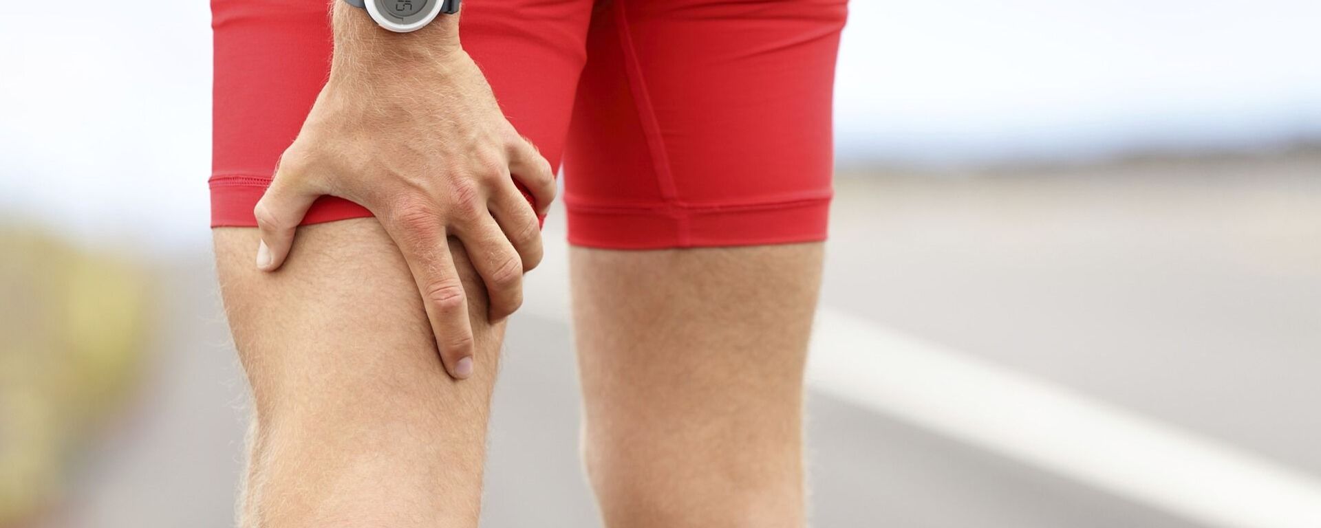 Спортсмен растирает мышцы ног - Sputnik Việt Nam, 1920, 10.10.2025