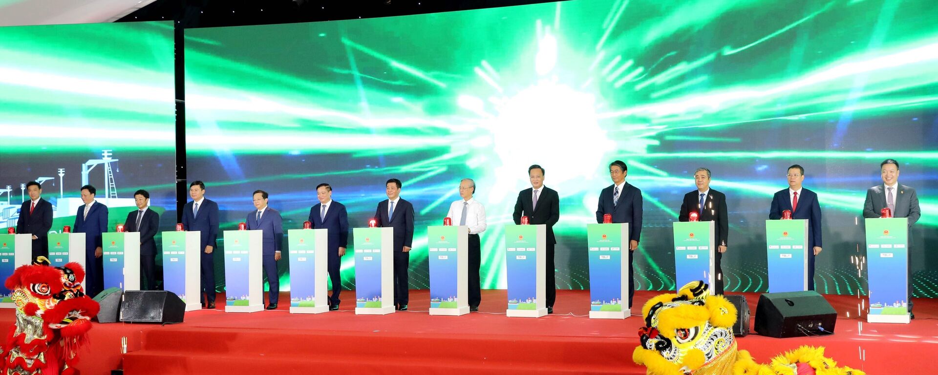 Các đại biểu thực hiện nghi thức khởi công dự án
 - Sputnik Việt Nam, 1920, 10.10.2025