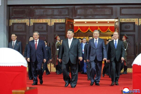 Kim Jong-un, Tổng Bí thư Đảng Cộng sản Việt Nam Tô Lâm và Phó Chủ tịch Hội đồng An ninh Nga Dmitry Medvedev tại lễ kỷ niệm 80 năm thành lập Đảng Lao động Triều Tiên - Sputnik Việt Nam