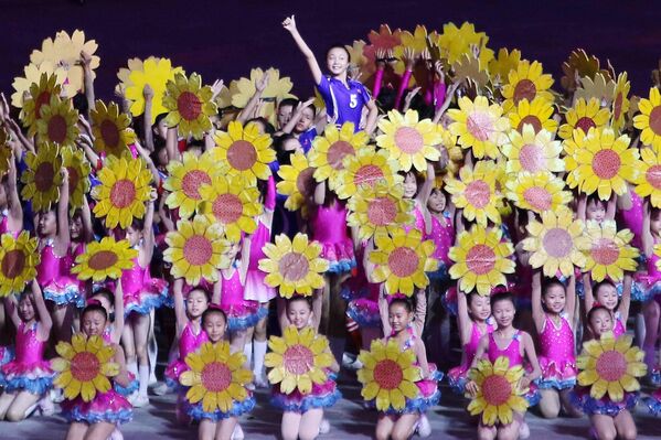 Trẻ em biểu diễn tại Sân vận động Quốc tế Lao động ở Bình Nhưỡng - Sputnik Việt Nam