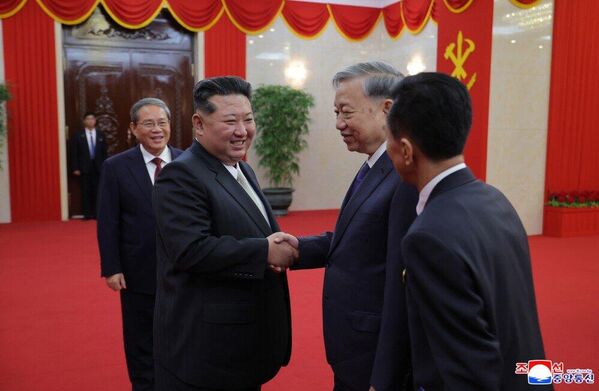 Kim Jong-un chào đón Tổng Bí thư Đảng Cộng sản Việt Nam Tô Lâm - Sputnik Việt Nam