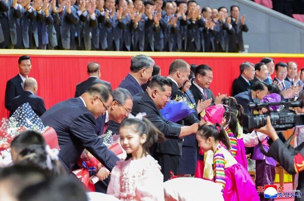Kim Jong-un và các khách mời là đoàn đại biểu nước ngoài tại lễ kỷ niệm 80 năm thành lập Đảng Lao động Đảng Lao động Triều Tiên - Sputnik Việt Nam
