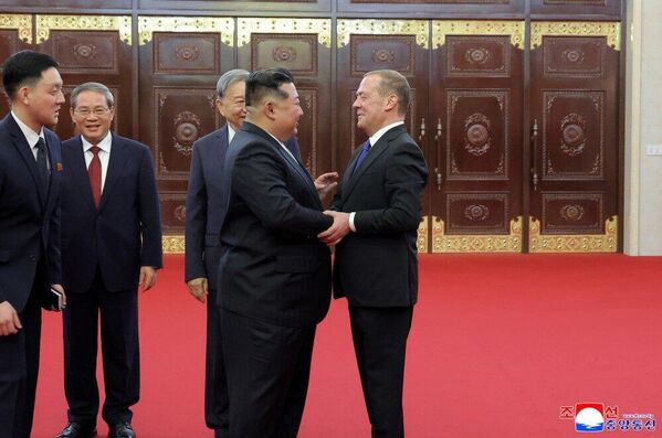 Kim Jong-un chào đón Phó Chủ tịch Dmitry Medvedev, Chủ tịch Hội đồng An ninh Nga - Sputnik Việt Nam