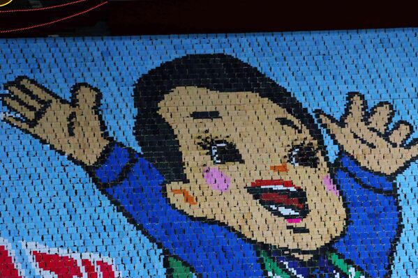 Hình ảnh đứa trẻ hiện lên sống động từ những tấm bảng được lật đồng loạt trong buổi lễ kỷ niệm 80 năm thành lập Đảng Lao động Triều Tiên. - Sputnik Việt Nam