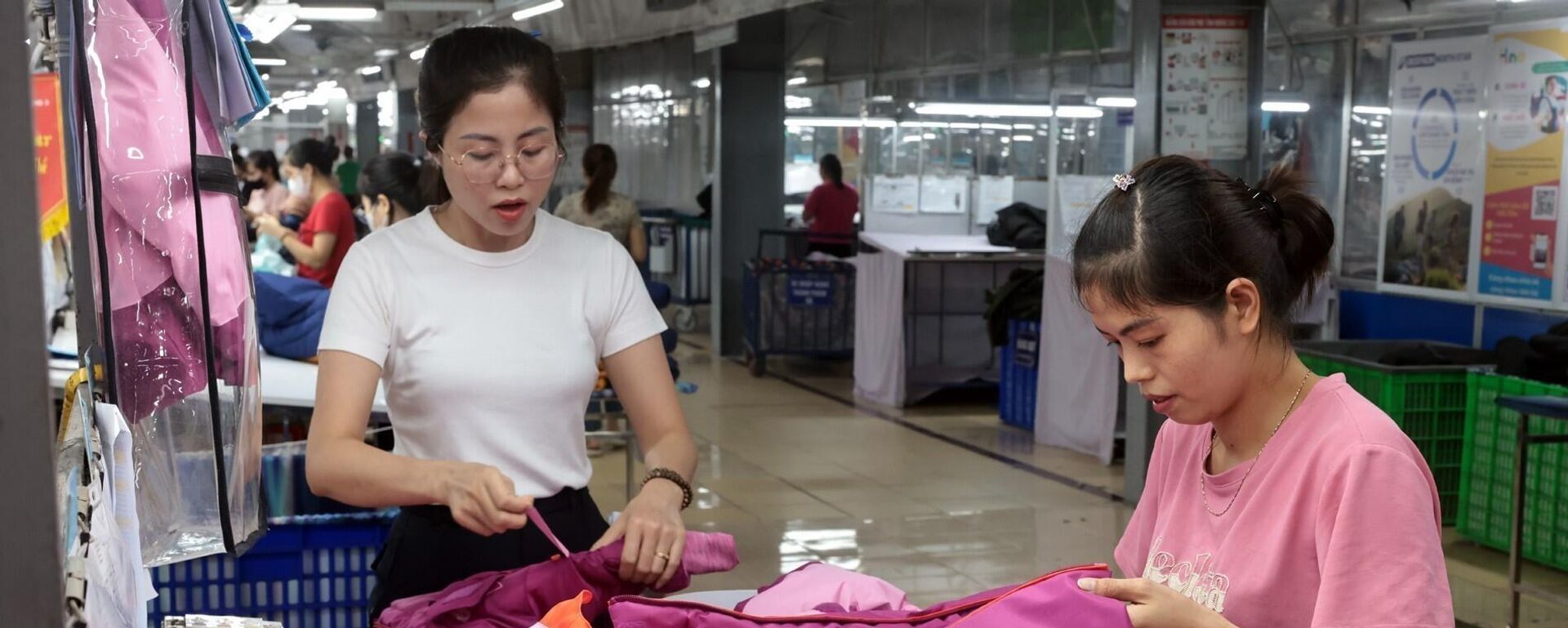 May hàng xuất khẩu sang thị trường EU tại Công ty May TNG (Thái Nguyên) - Sputnik Việt Nam, 1920, 10.10.2025