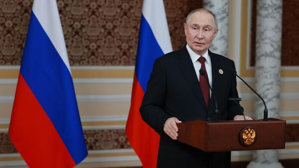 Tổng thống Nga Vladimir Putin phát biểu với giới truyền thông sau khi tham dự cuộc họp của Hội đồng nguyên thủ quốc gia CIS và tổ chức cuộc họp song phương tại Dushanbe - Sputnik Việt Nam