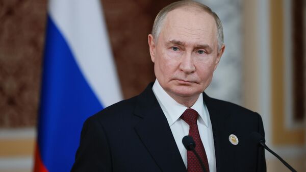 Tổng thống Nga Vladimir Putin phát biểu với giới truyền thông sau khi tham dự cuộc họp của Hội đồng nguyên thủ quốc gia CIS và tổ chức cuộc họp song phương tại Dushanbe - Sputnik Việt Nam