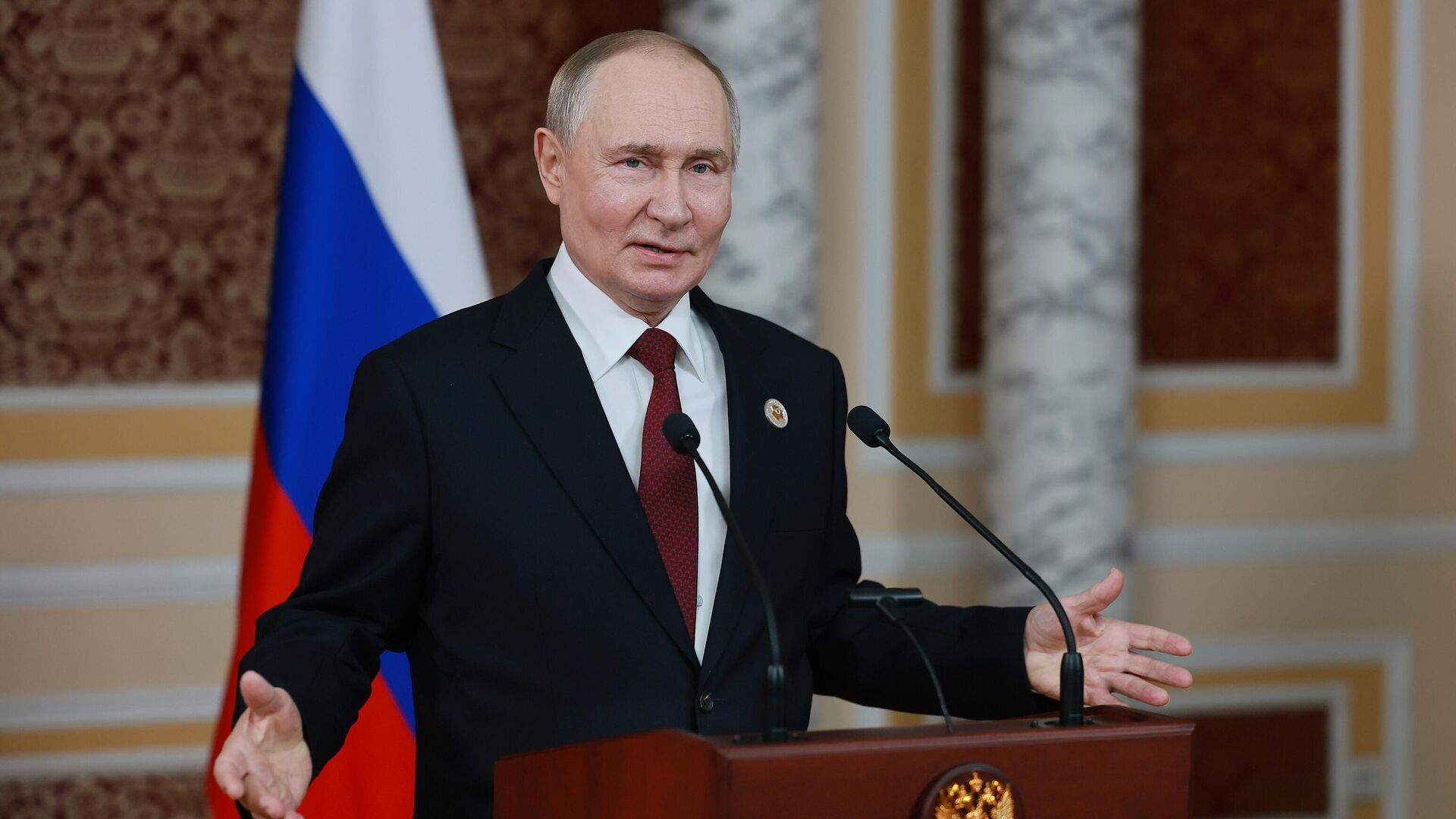 Tổng thống Nga Vladimir Putin phát biểu với giới truyền thông sau khi tham dự cuộc họp của Hội đồng nguyên thủ quốc gia CIS và tổ chức cuộc họp song phương tại Dushanbe - Sputnik Việt Nam, 1920, 10.10.2025