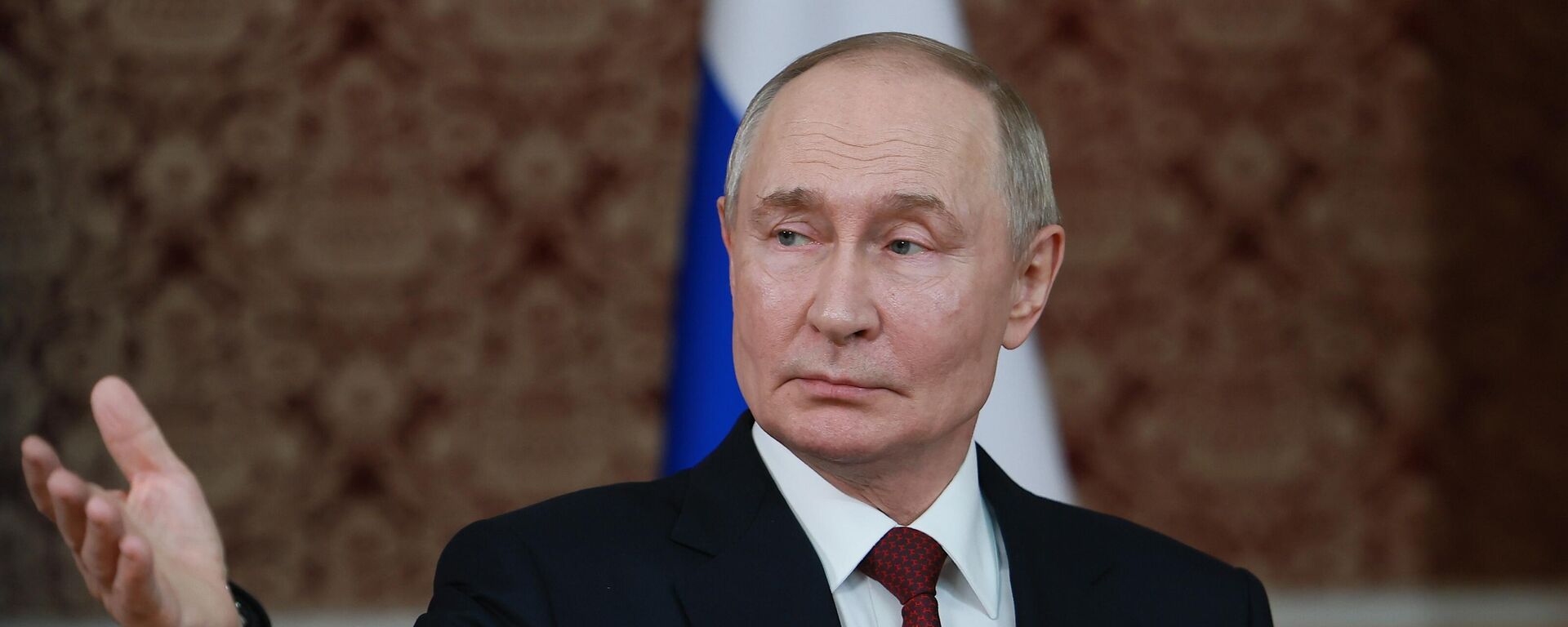 Tổng thống Nga Vladimir Putin phát biểu với giới truyền thông sau khi tham dự cuộc họp của Hội đồng nguyên thủ quốc gia CIS và tổ chức cuộc họp song phương tại Dushanbe - Sputnik Việt Nam, 1920, 10.10.2025