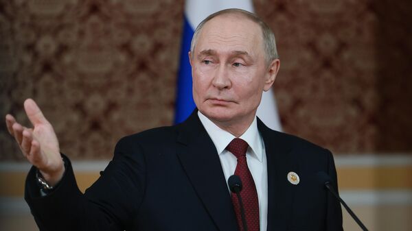 Tổng thống Nga Vladimir Putin phát biểu với giới truyền thông sau khi tham dự cuộc họp của Hội đồng nguyên thủ quốc gia CIS và tổ chức cuộc họp song phương tại Dushanbe - Sputnik Việt Nam