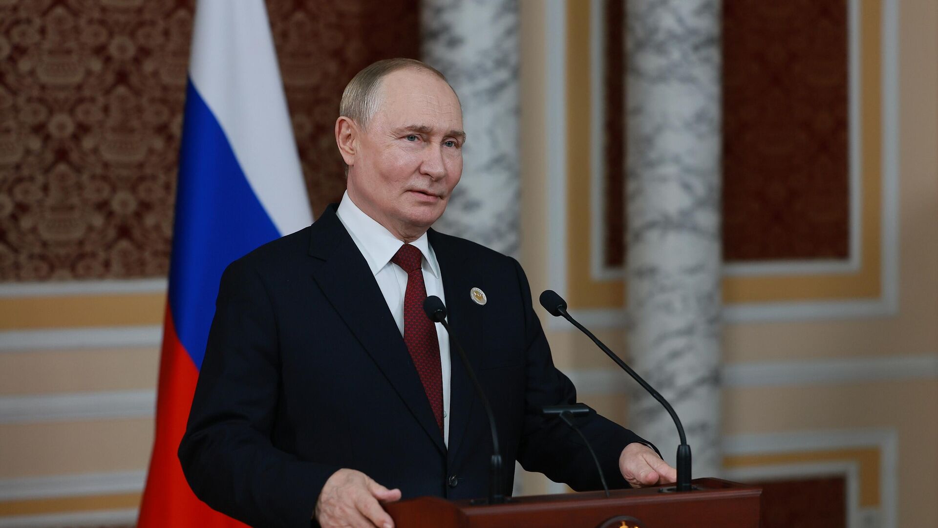 Tổng thống Nga Vladimir Putin phát biểu với giới truyền thông sau khi tham dự cuộc họp của Hội đồng nguyên thủ quốc gia CIS và tổ chức cuộc họp song phương tại Dushanbe - Sputnik Việt Nam, 1920, 10.10.2025