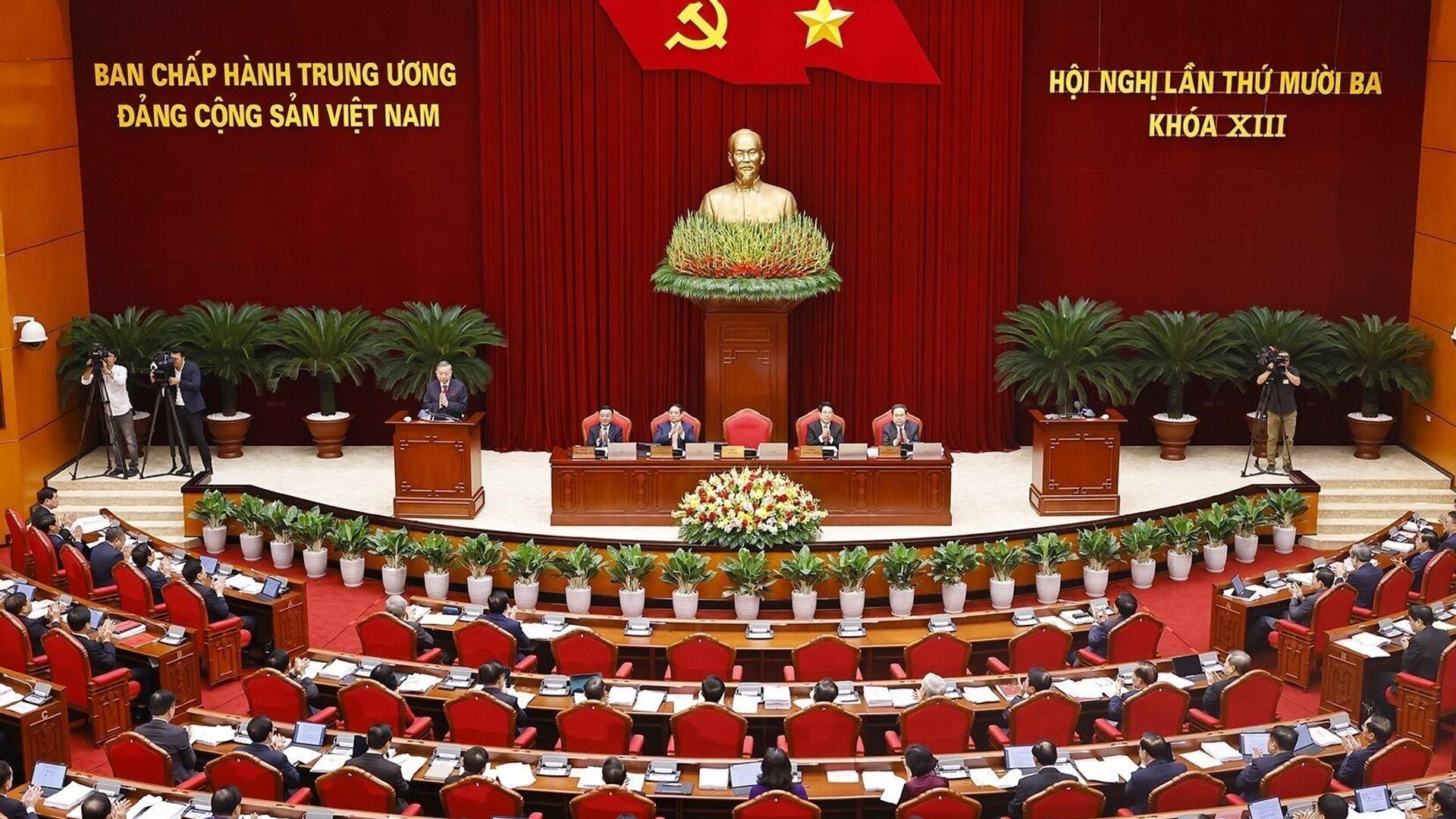 Phiên khai mạc Hội nghị lần thứ mười ba, Ban Chấp hành Trung ương Đảng khoá XIII - Sputnik Việt Nam, 1920, 10.10.2025