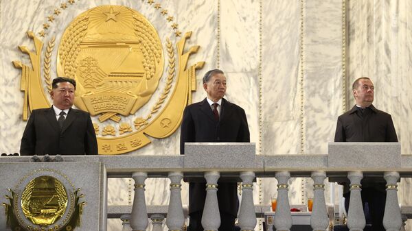 Chủ tịch đảng Nước Nga Thống nhất kiêm Phó Chủ tịch Hội đồng An ninh Nga, Dmitry Medvedev, Tổng Bí thư Đảng Cộng sản Việt Nam Tô Lâm và nhà lãnh đạo Triều Tiên Kim Jong-un trong lễ duyệt binh kỷ niệm 80 năm thành lập Đảng Lao động Triều Tiên. - Sputnik Việt Nam