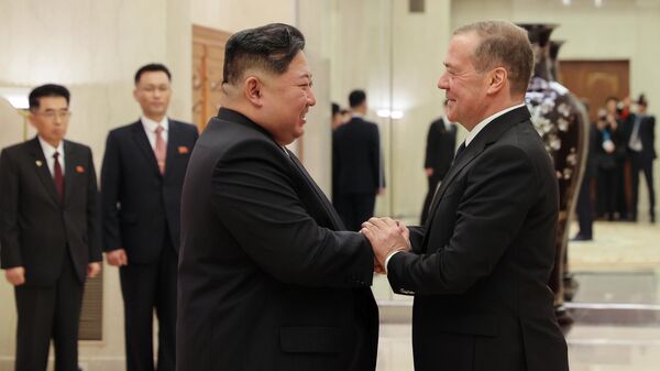 Chủ tịch Đảng Nước Nga Thống nhất, Phó Chủ tịch Hội đồng An ninh Nga Dmitry Medvedev và Tổng Bí thư Đảng Lao động Triều Tiên (WPK), Chủ tịch Quốc vụ viện CHDCND Triều Tiên Kim Jong-un trong một cuộc họp tại Bình Nhưỡng - Sputnik Việt Nam